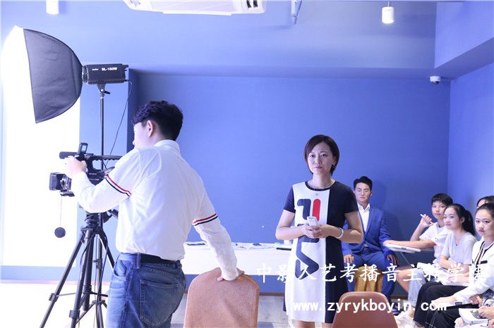 自備稿件朗誦