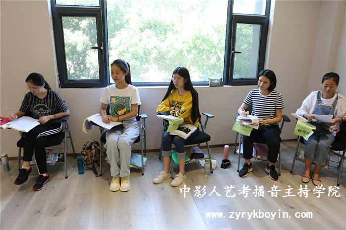 自備稿件朗誦