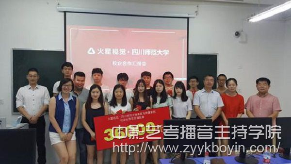 參會(huì)領(lǐng)導(dǎo)、老師與學(xué)生合影留戀.jpg