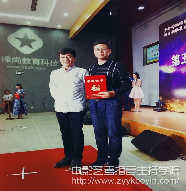 張家琪與著名配音演員姜廣濤合影.jpg