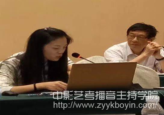 劉路老師在學(xué)術(shù)圓桌會議上發(fā)言.jpg