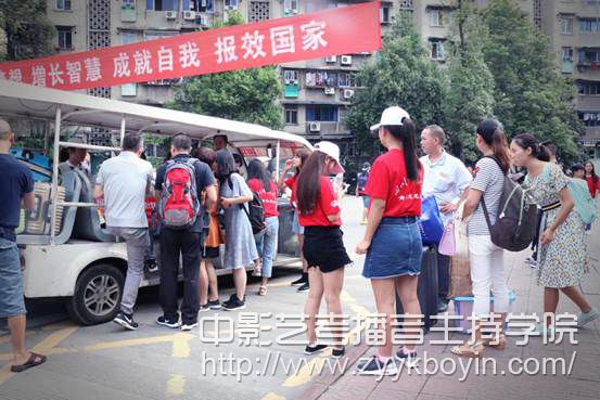 校園中的志愿者.jpg
