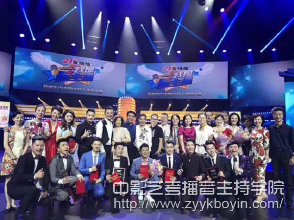 趙羚淞（前排第三位）與評(píng)委、獲獎(jiǎng)選手合影.jpg