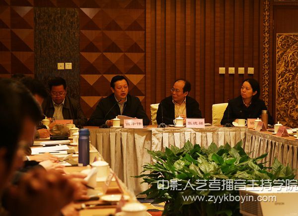 川師大影視與傳媒學(xué)院院長(zhǎng)駱平主持開幕式.jpg
