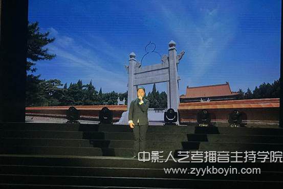 參賽現(xiàn)場的羅鈺萱.jpg