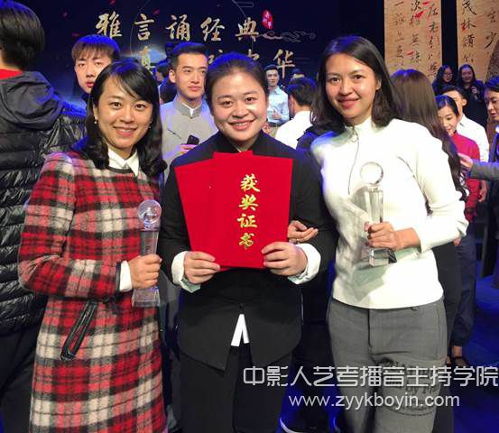 羅鈺萱和指導(dǎo)教師李皙（右）、米斯茹（左）.jpg