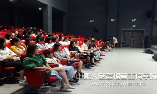 現(xiàn)場評委及觀眾專心觀看比賽.jpg
