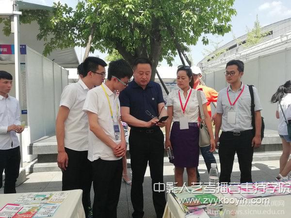 校黨委常委、副校長張海東（居中身穿藍(lán)衣者）一行來到比賽現(xiàn)場對我校參賽團(tuán)隊(duì)作指導(dǎo).jpg