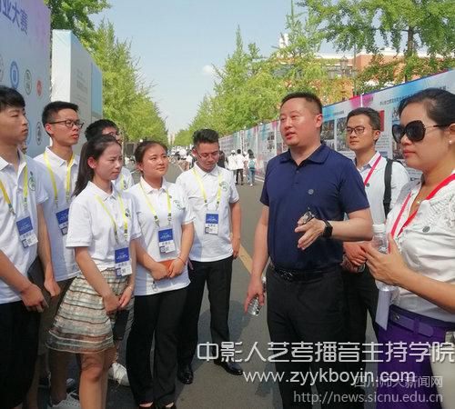 校黨委常委、副校長張海東一行到比賽現(xiàn)場看望慰問我校參賽師生.jpg