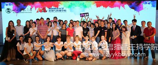2015級師生與家長、嘉賓合影留念.jpg
