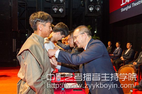 校領(lǐng)導(dǎo)為新生佩戴?；?jpg