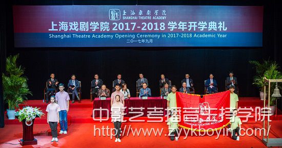 莊嚴(yán)的校旗傳接儀式.jpg