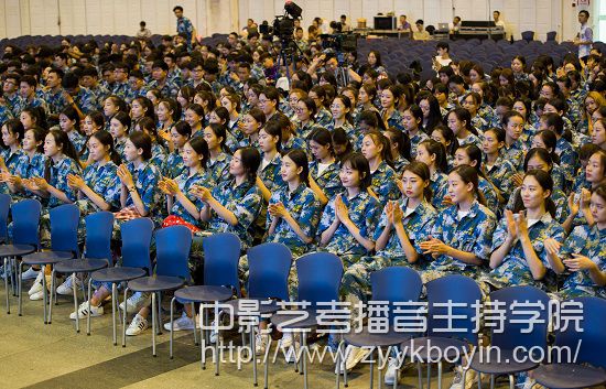 上海戲劇學(xué)院大一新生迎來一堂特殊的“開學(xué)第一課”.jpg