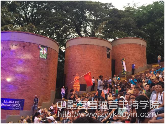 演出現(xiàn)場氣氛熱烈.jpg