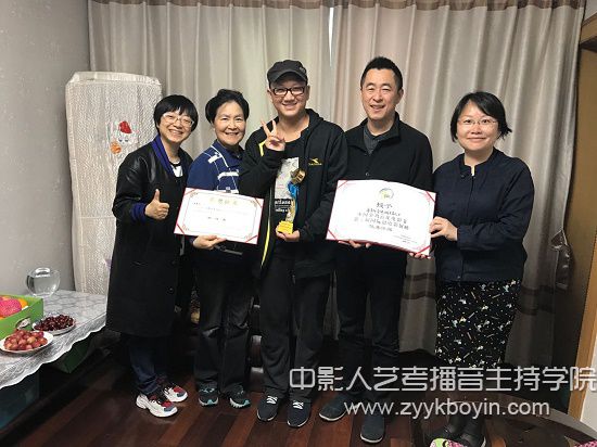 老師們代表兩個(gè)組委會(huì)送上獎(jiǎng)狀、證書和獎(jiǎng)杯.jpg