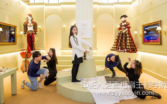 圖為我校學生原創(chuàng)作品現場展示.jpg