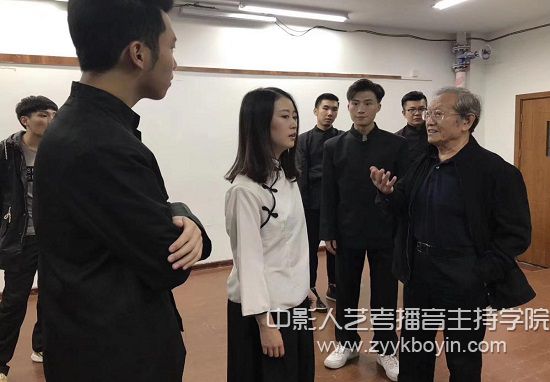婁際成老先生親自為同學(xué)們指導(dǎo)《請銘記，霧重慶》.jpg