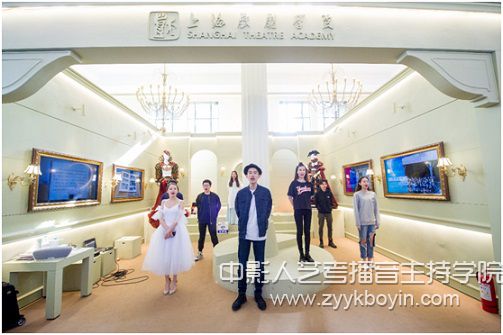 圖為上海戲劇學(xué)院展廳現(xiàn)場表演.jpg