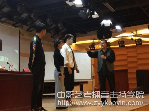 吳洪林教授在報(bào)告會(huì)上指導(dǎo)播音主持系學(xué)生表演進(jìn)行現(xiàn)場(chǎng)指導(dǎo).jpg