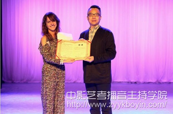 舞蹈學院(校)院長柳文杰為德國專家頒發(fā)聘書.jpg