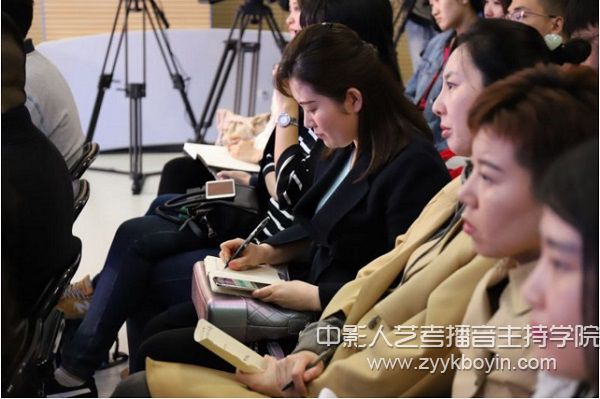 播音與主持系師生認(rèn)真聆聽講座.jpg