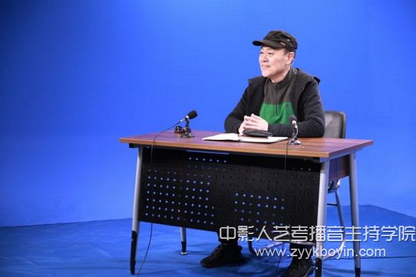 鐵輝教授為播音與主持系師生講解融媒體時代下人才的培養(yǎng).jpg