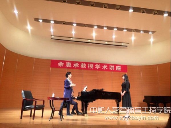余惠承教授指導(dǎo)民族聲樂系本科生葛子琪演唱《曙色》.jpg