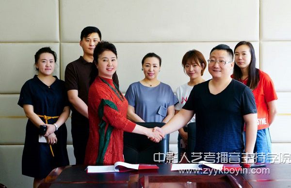 沈陽(yáng)微達(dá)萬(wàn)象文化傳播有限公司董事長(zhǎng)王野與戲劇影視學(xué)院院長(zhǎng)李淑華分別代表雙方簽署協(xié)議，戲劇影視學(xué)院副院長(zhǎng)白麗萍、副處長(zhǎng)朱晏鋒出席簽約儀式.jpg