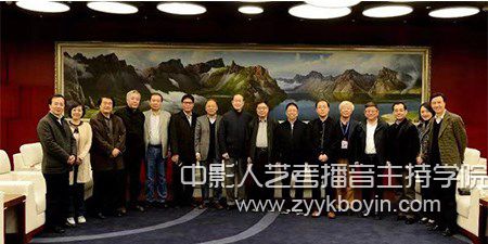 文化和旅游部“全國(guó)優(yōu)秀民族樂(lè)團(tuán)展演”評(píng)審活動(dòng)的部分專家合影