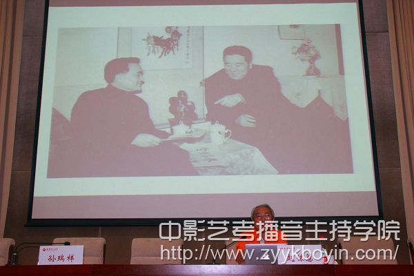 趙教授用老照片還原我院的歷史.jpg