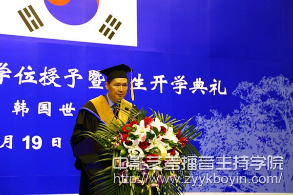 丁起榮宣讀世翰大學校長李昇勛致辭.jpg