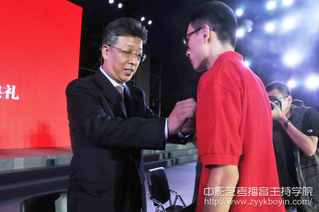 為新生代表佩戴?；?jpg