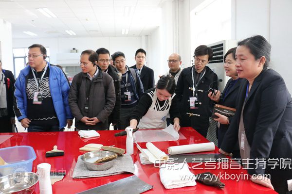 與會代表參觀校古籍保護與修復中心.jpg