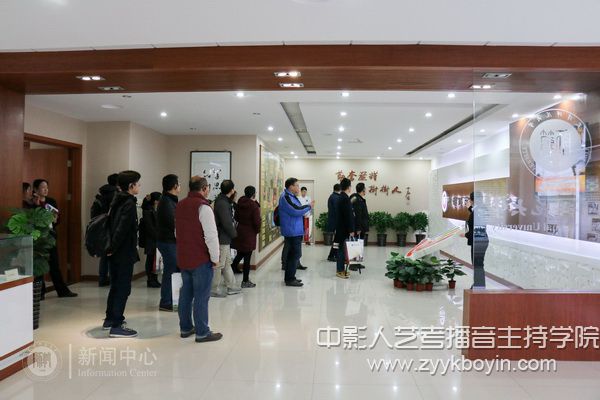 與會代表參觀校史館.jpg