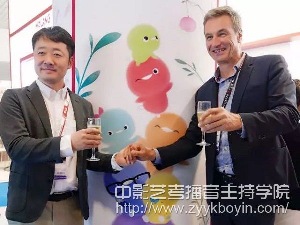 天雷動(dòng)漫CEO雷濤和Millimages CEO Roch 共同慶祝簽約成功.jpg