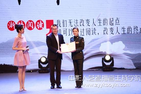 副校長(zhǎng)楊榮耀為陶慧敏頒發(fā)電影學(xué)院客座教授聘書.jpg