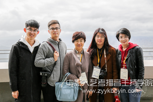 新聞傳播學(xué)部師生合影.jpg