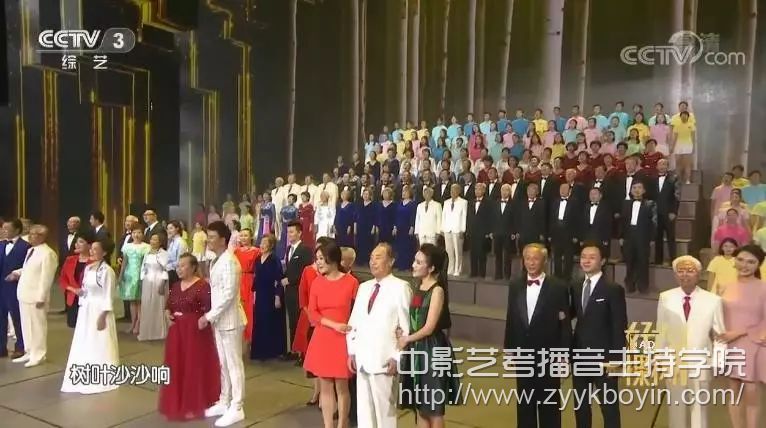 高校師生攜手22位央視主持人同臺(tái)演唱.jpg