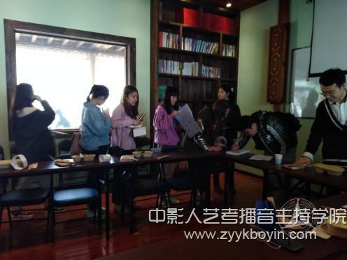 樂評(píng)人鄧柯與我校學(xué)生共進(jìn)“思想午餐”.jpg
