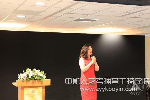 格羅寧根孔子學院中方院長劉婧一女士主持“古韻流香”中國書畫展揭幕式.jpg