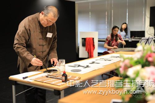 書法家張切易先生現(xiàn)場書寫“高山流水”，.jpg