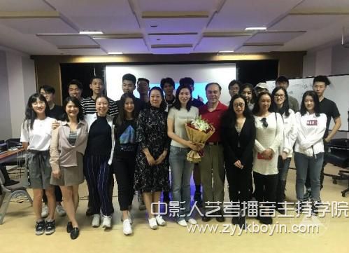 音樂(lè)與錄音藝術(shù)學(xué)院舉辦流行歌曲演唱技與藝專(zhuān)場(chǎng)講座.jpg