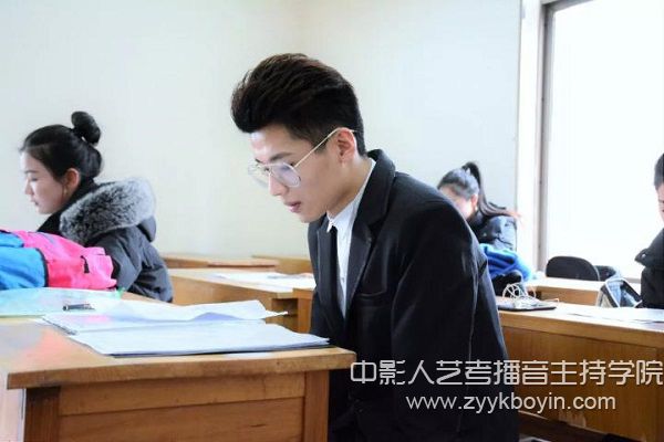 在山藝認(rèn)真?zhèn)淇嫉目忌?jpg