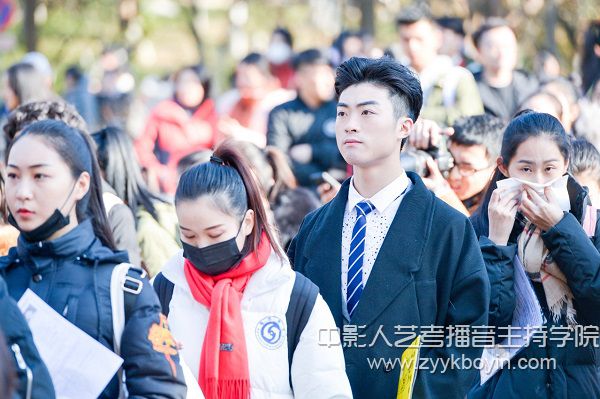 排隊(duì)等候考試的學(xué)生.jpg