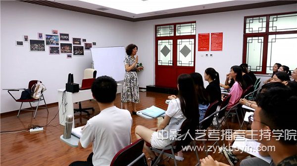 中影人藝考播音主持培訓(xùn)班王薇老師播音課堂.jpg