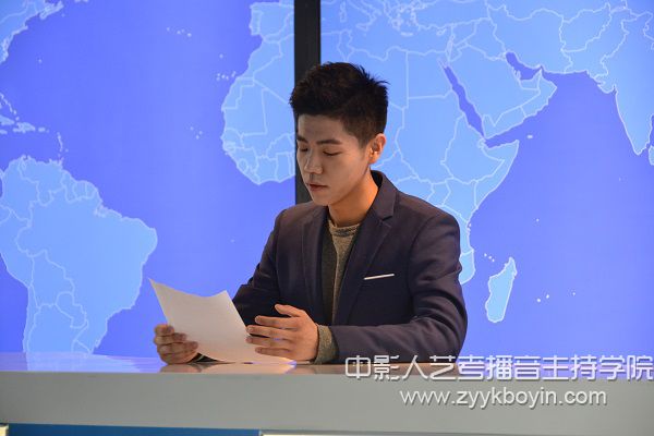 播音主持專業(yè)試鏡的小哥哥.jpg