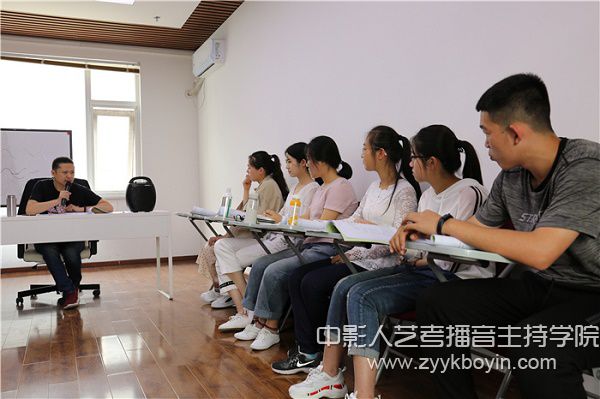 中影人藝考播音主持專業(yè)上課場景圖.JPG