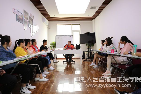 中影播音主持專業(yè)上課場景.JPG