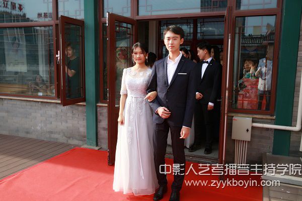 播音主持高考集訓(xùn)結(jié)課匯報(bào)走紅毯圖.JPG