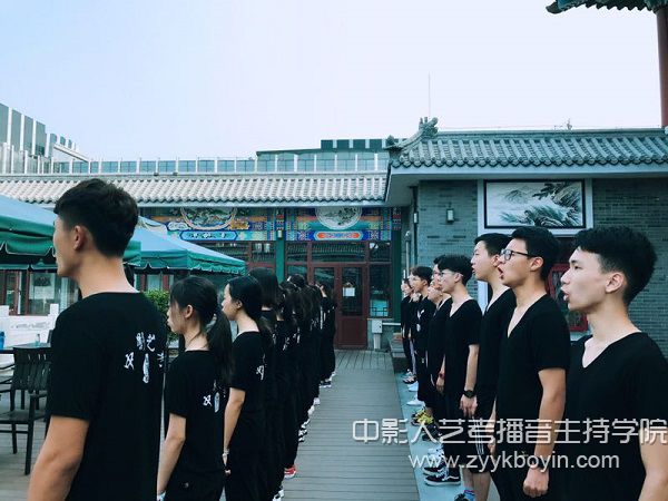 播音主持培訓(xùn)晨練現(xiàn)場圖.jpg